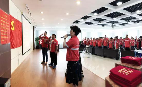 在党旗下宣誓！